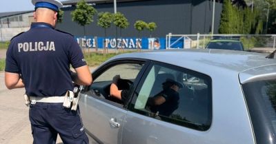 Nietrzeźwy kierowca z dwoma zakazami uderzył w auto
